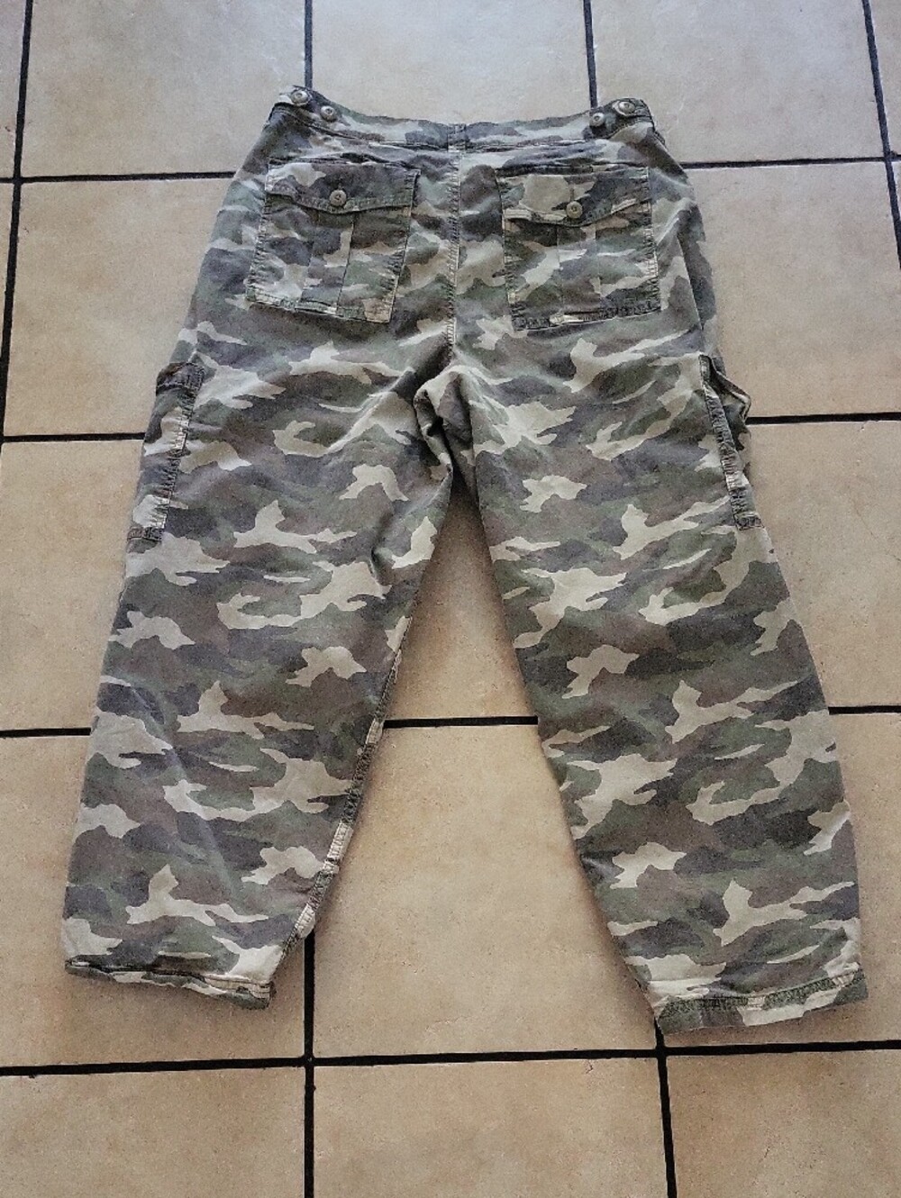 American Eagle Outfitters Women's Camo Cargo Barrel Pants - Picture 5 of 6